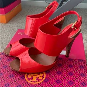 Patent leather heeled sandal